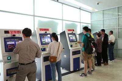 恢復(fù)辦證超200萬證次，全國(guó)通辦再優(yōu)化 滬出入境部門新政提升服務(wù)能級(jí)